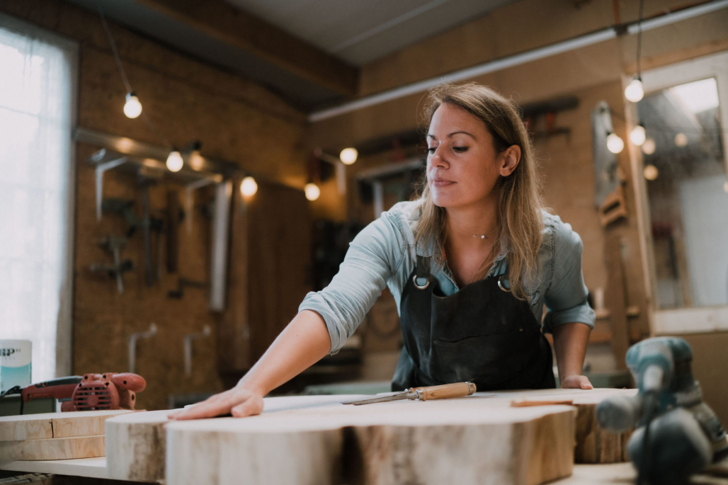 Aurélie de Seawood touche une pièce de bois