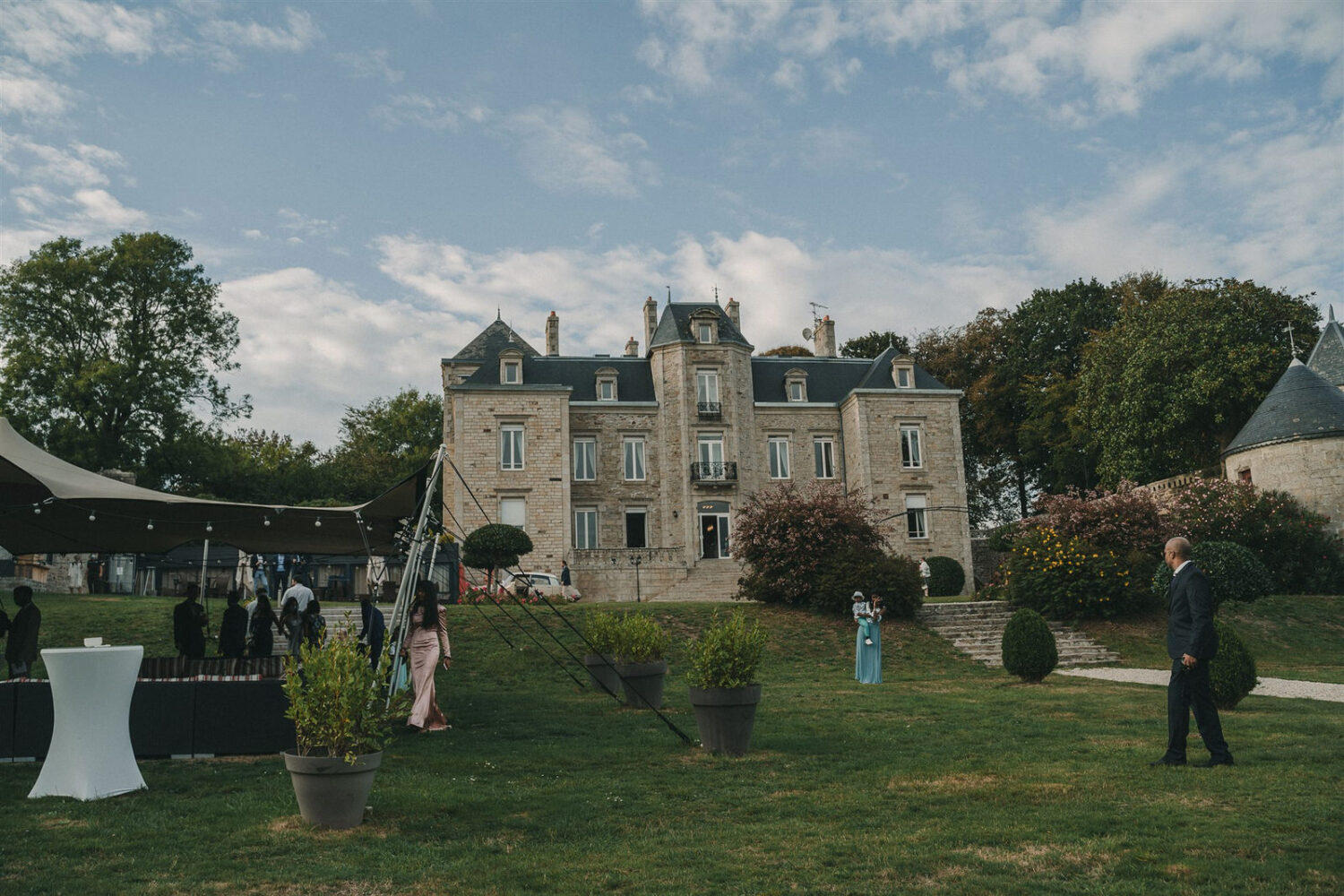 Photo-du-mariage-d_Hélène-et-Prem-à-la-mairie-et-l_église-de-Briec-et-au-Manoir-de-Kerhuel-à-Plounéour-Lanvern-1015-www.antoineborzeix.fr_
