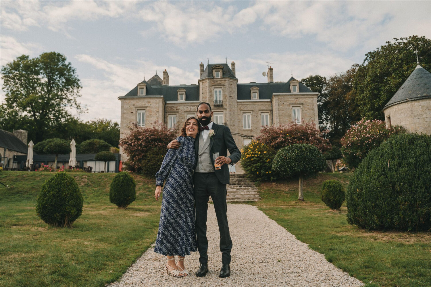 Photo-du-mariage-d_Hélène-et-Prem-à-la-mairie-et-l_église-de-Briec-et-au-Manoir-de-Kerhuel-à-Plounéour-Lanvern-1059-www.antoineborzeix.fr_