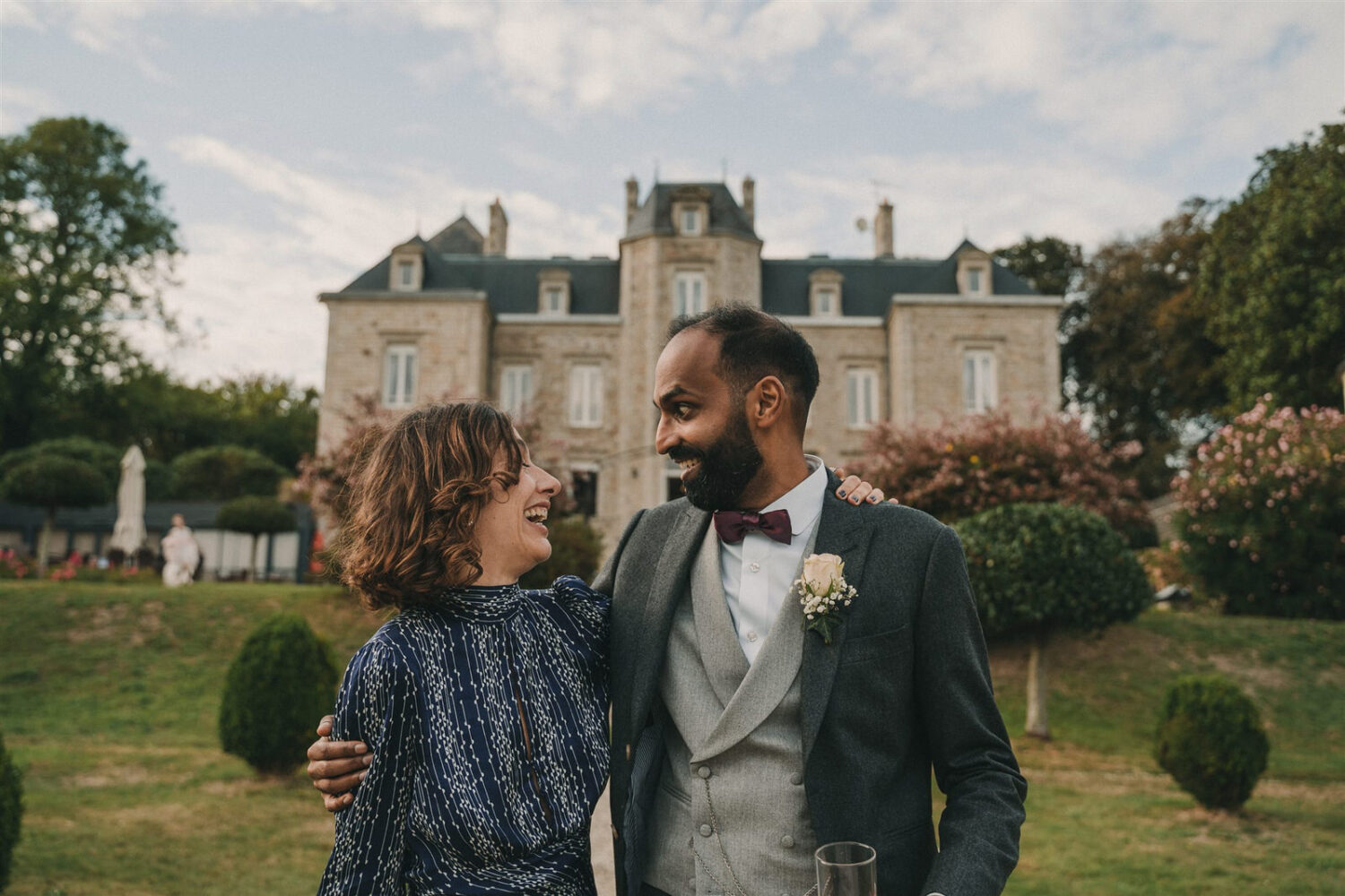 Photo-du-mariage-d_Hélène-et-Prem-à-la-mairie-et-l_église-de-Briec-et-au-Manoir-de-Kerhuel-à-Plounéour-Lanvern-1061-www.antoineborzeix.fr_