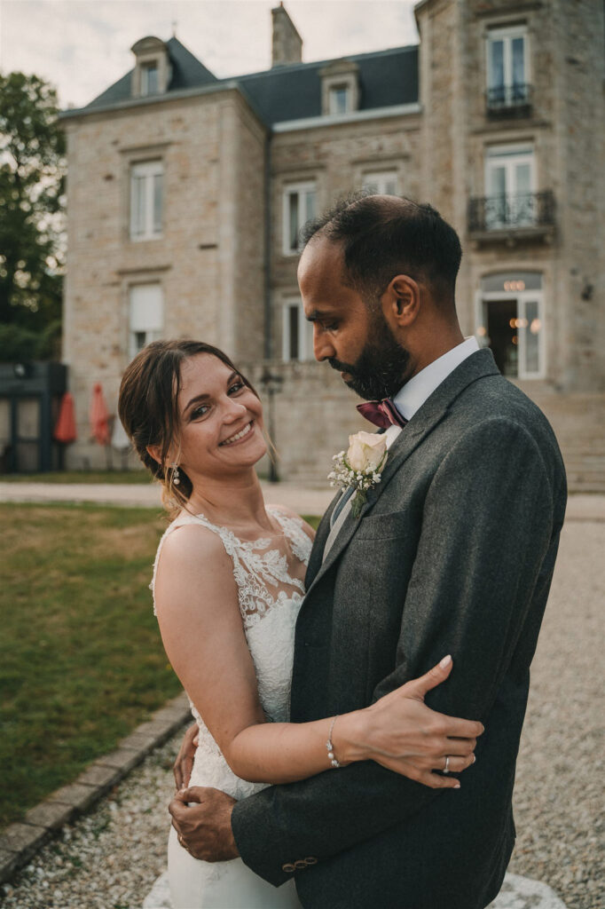 Photo-du-mariage-d_Hélène-et-Prem-à-la-mairie-et-l_église-de-Briec-et-au-Manoir-de-Kerhuel-à-Plounéour-Lanvern-1174-www.antoineborzeix.fr_