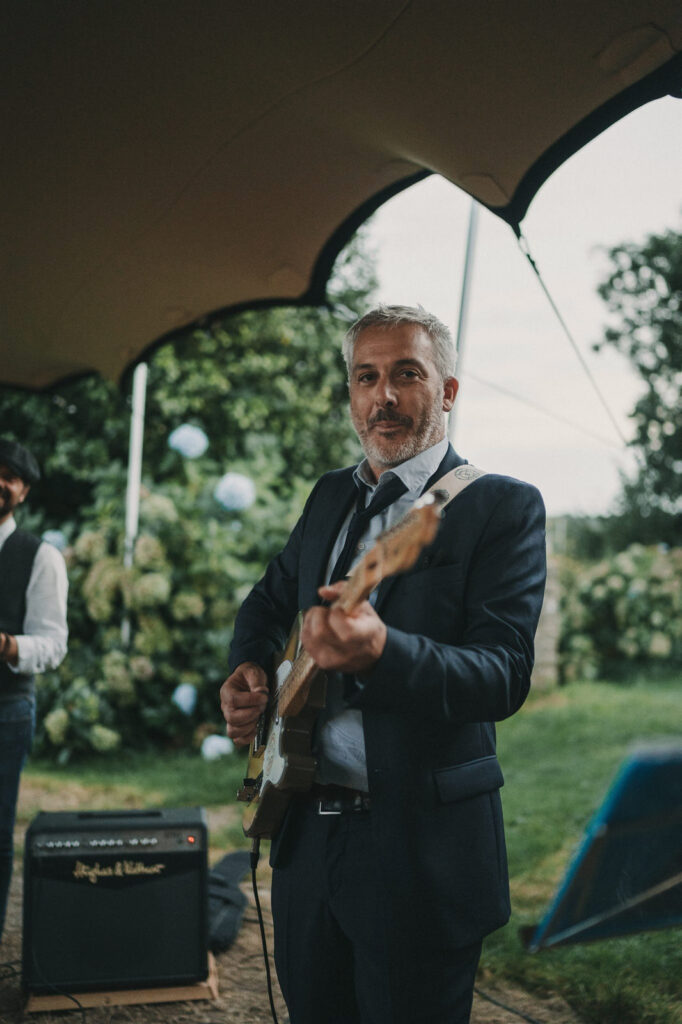 Photo-du-mariage-d_Hélène-et-Prem-à-la-mairie-et-l_église-de-Briec-et-au-Manoir-de-Kerhuel-à-Plounéour-Lanvern-1305-www.antoineborzeix.fr_