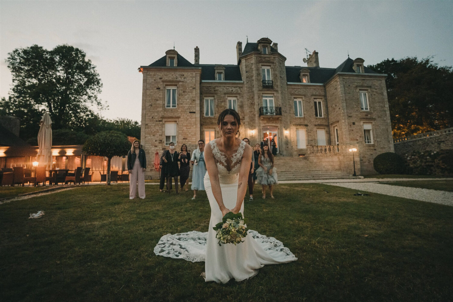Photo-du-mariage-d_Hélène-et-Prem-à-la-mairie-et-l_église-de-Briec-et-au-Manoir-de-Kerhuel-à-Plounéour-Lanvern-1360-www.antoineborzeix.fr_