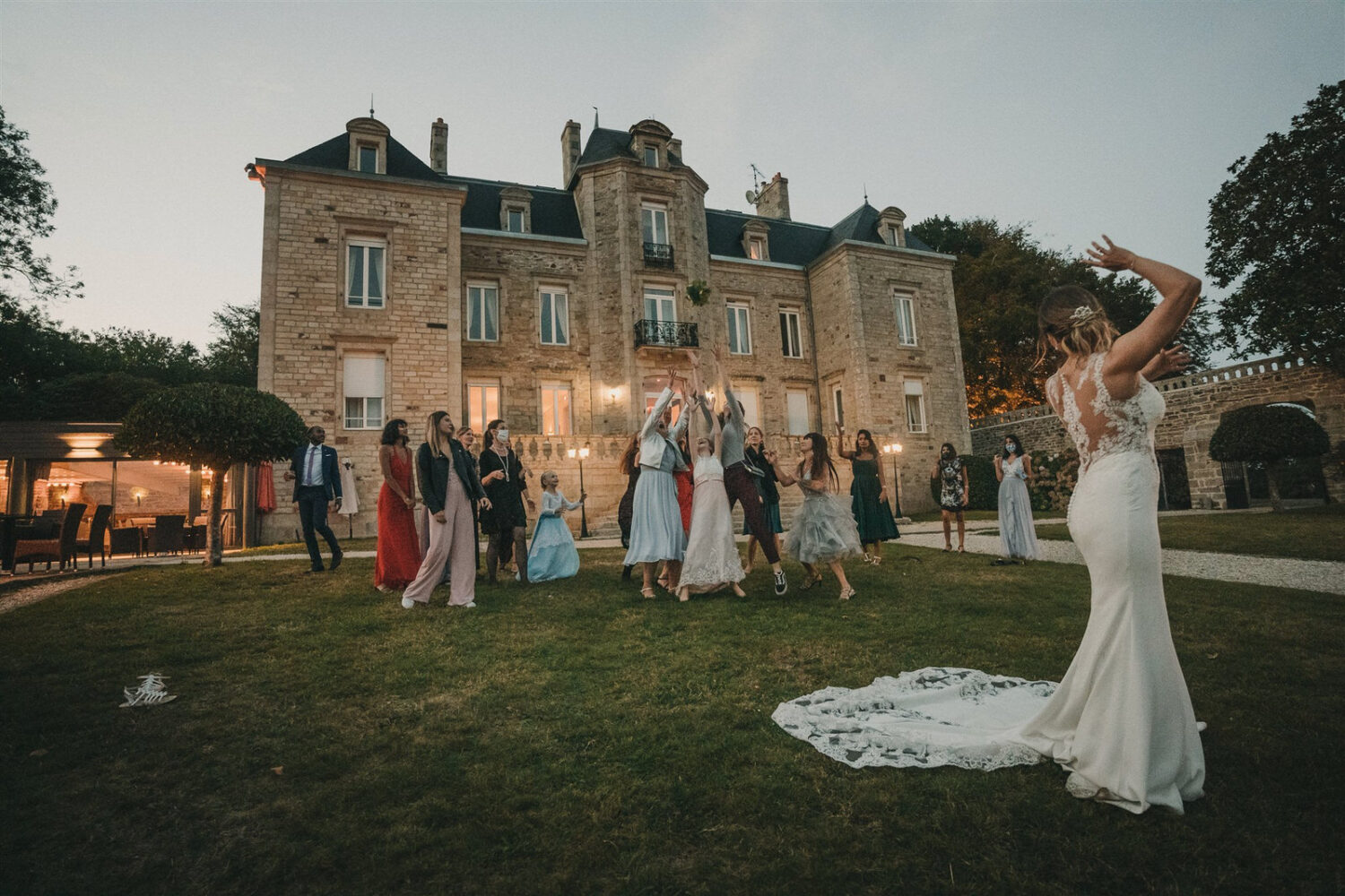 Photo-du-mariage-d_Hélène-et-Prem-à-la-mairie-et-l_église-de-Briec-et-au-Manoir-de-Kerhuel-à-Plounéour-Lanvern-1365-www.antoineborzeix.fr_