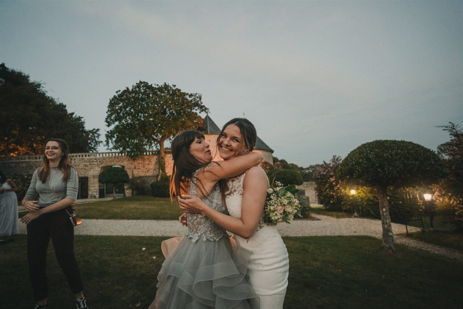 Photo-du-mariage-d_Hélène-et-Prem-à-la-mairie-et-l_église-de-Briec-et-au-Manoir-de-Kerhuel-à-Plounéour-Lanvern-1369-www.antoineborzeix.fr_