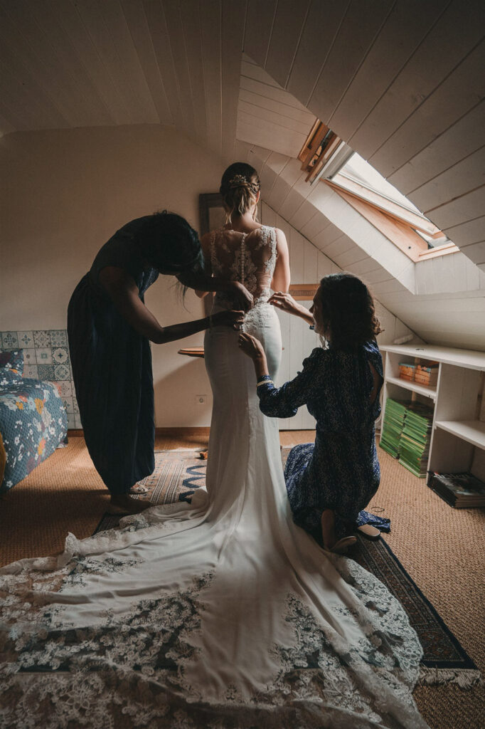 Photo-du-mariage-d_Hélène-et-Prem-à-la-mairie-et-l_église-de-Briec-et-au-Manoir-de-Kerhuel-à-Plounéour-Lanvern-176-www.antoineborzeix.fr_