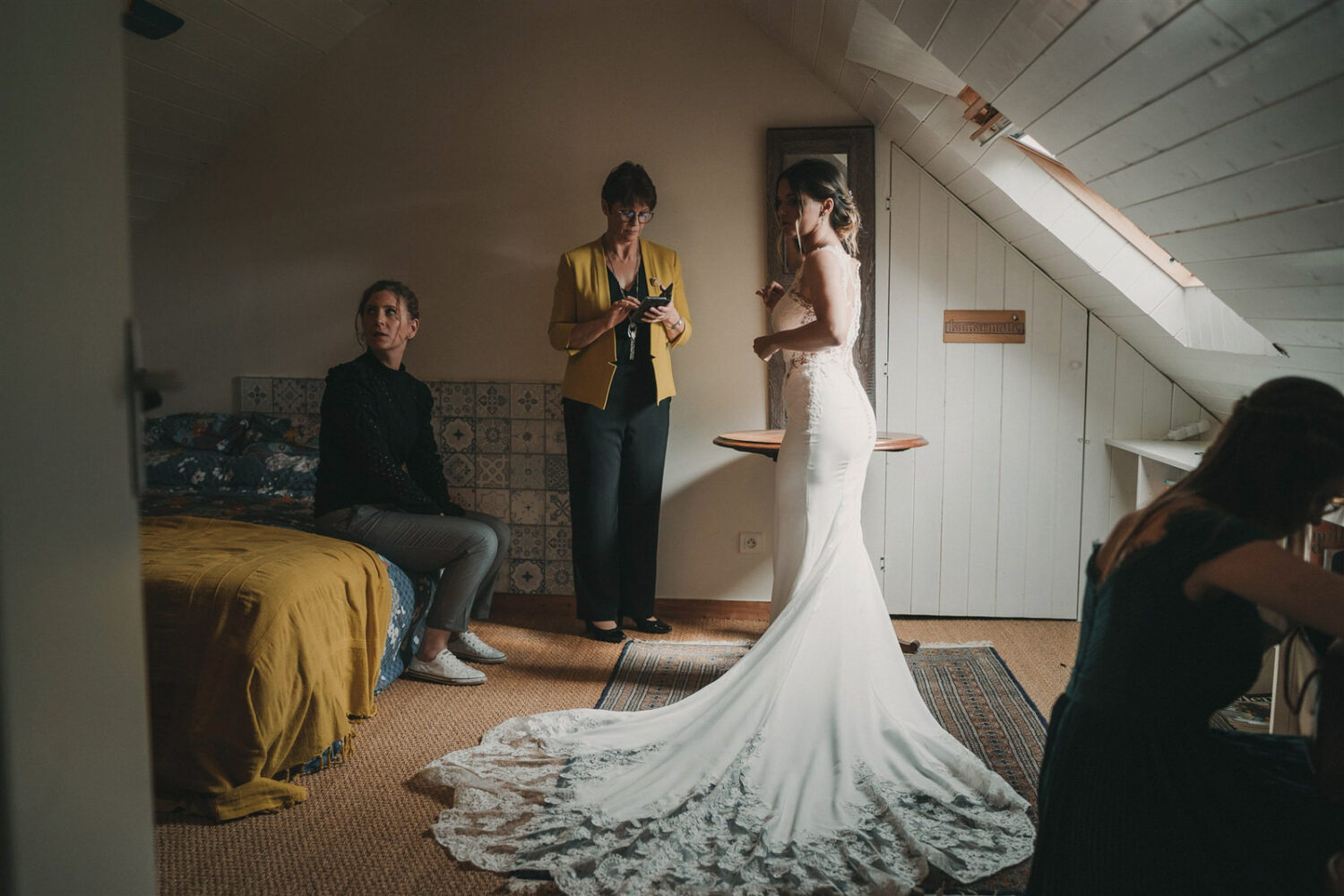 Photo-du-mariage-d_Hélène-et-Prem-à-la-mairie-et-l_église-de-Briec-et-au-Manoir-de-Kerhuel-à-Plounéour-Lanvern-216-www.antoineborzeix.fr_