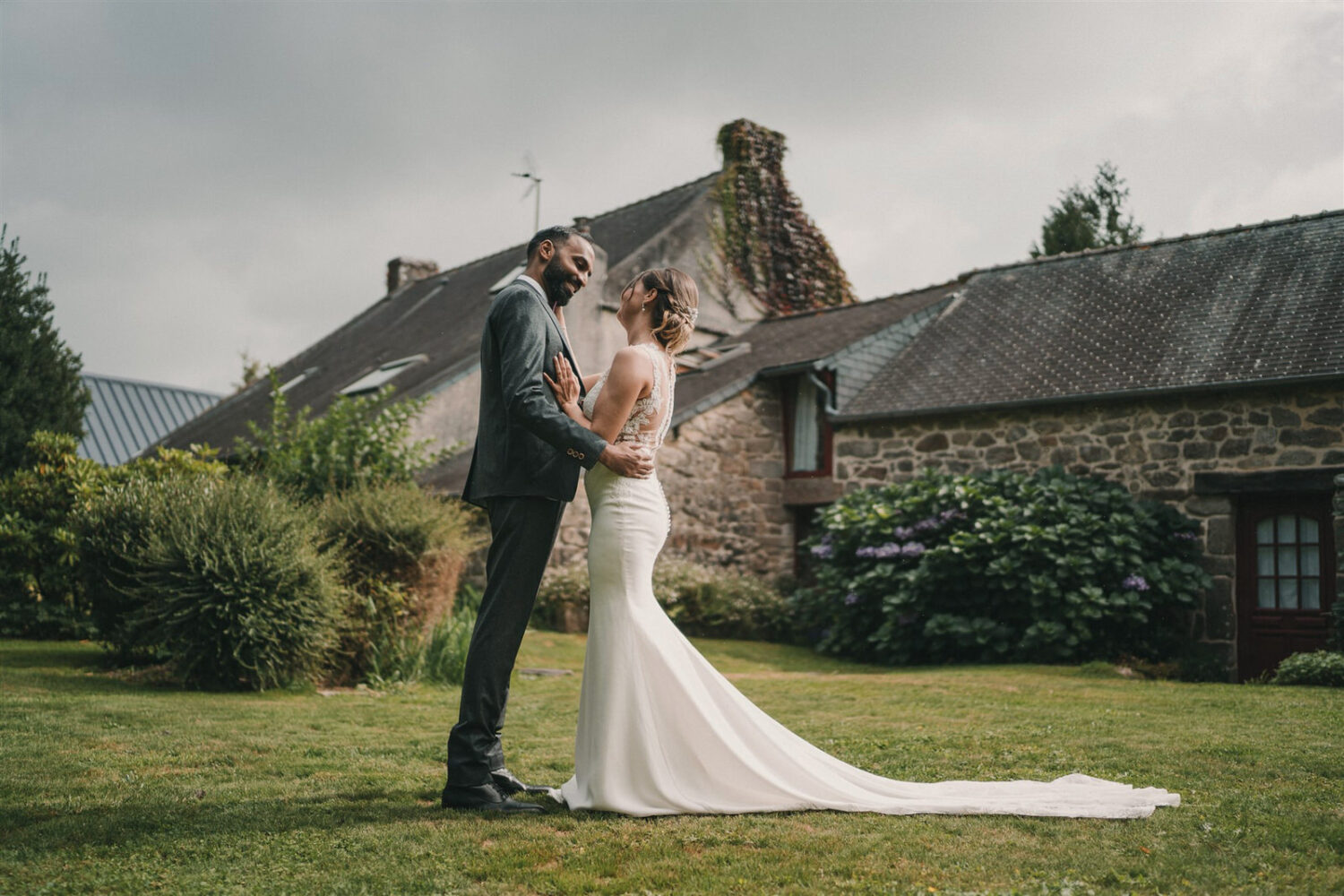 Photo-du-mariage-d_Hélène-et-Prem-à-la-mairie-et-l_église-de-Briec-et-au-Manoir-de-Kerhuel-à-Plounéour-Lanvern-248-www.antoineborzeix.fr_