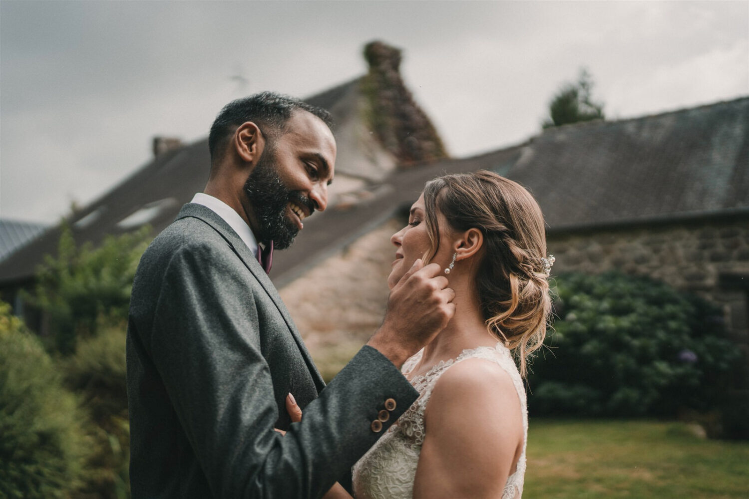 Photo-du-mariage-d_Hélène-et-Prem-à-la-mairie-et-l_église-de-Briec-et-au-Manoir-de-Kerhuel-à-Plounéour-Lanvern-251-www.antoineborzeix.fr_