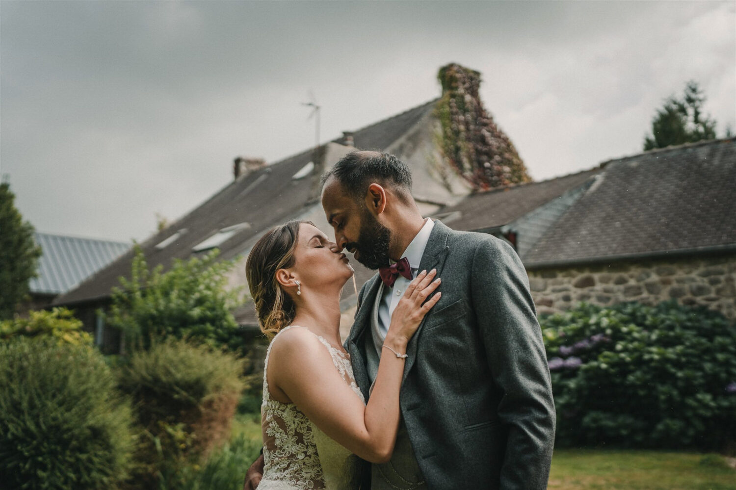 Photo-du-mariage-d_Hélène-et-Prem-à-la-mairie-et-l_église-de-Briec-et-au-Manoir-de-Kerhuel-à-Plounéour-Lanvern-278-www.antoineborzeix.fr_