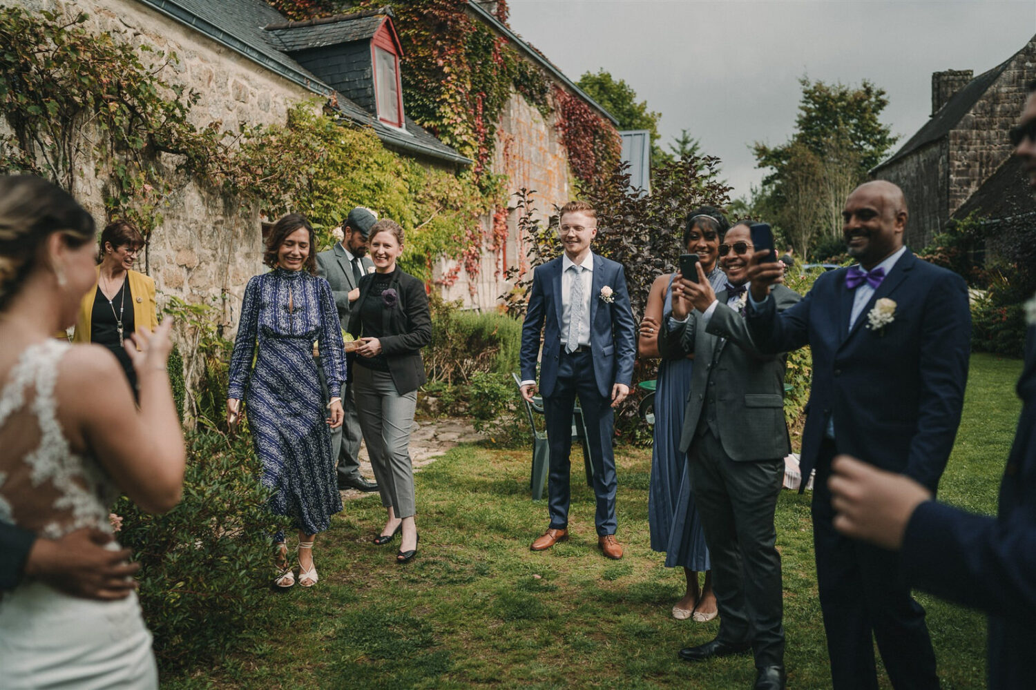 Photo-du-mariage-d_Hélène-et-Prem-à-la-mairie-et-l_église-de-Briec-et-au-Manoir-de-Kerhuel-à-Plounéour-Lanvern-293-www.antoineborzeix.fr_