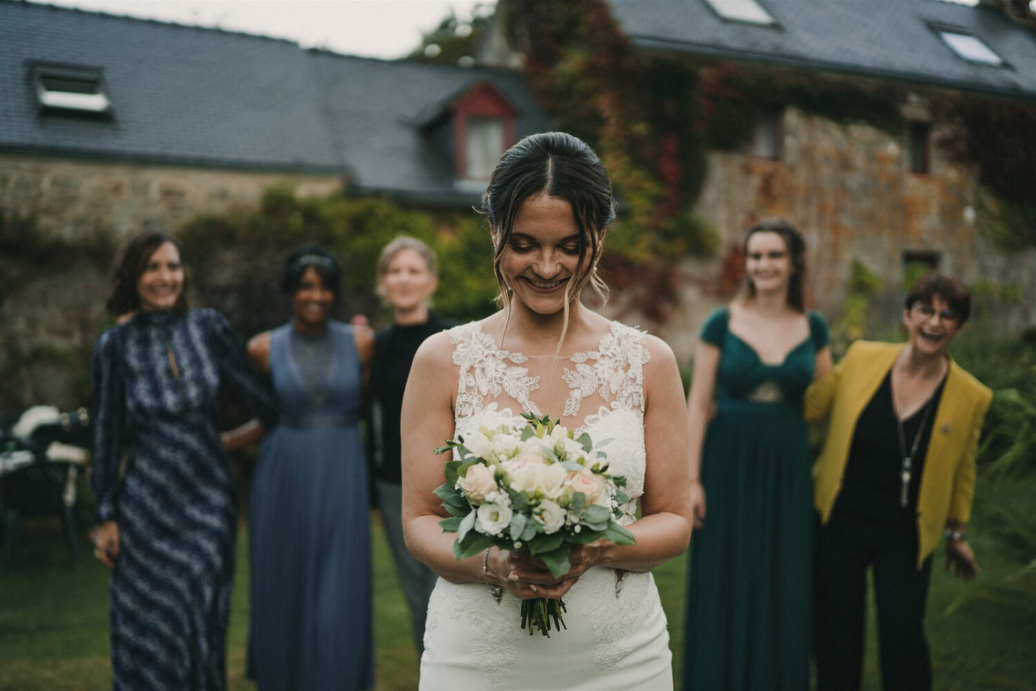 Photo-du-mariage-d_Hélène-et-Prem-à-la-mairie-et-l_église-de-Briec-et-au-Manoir-de-Kerhuel-à-Plounéour-Lanvern-312-www.antoineborzeix.fr_