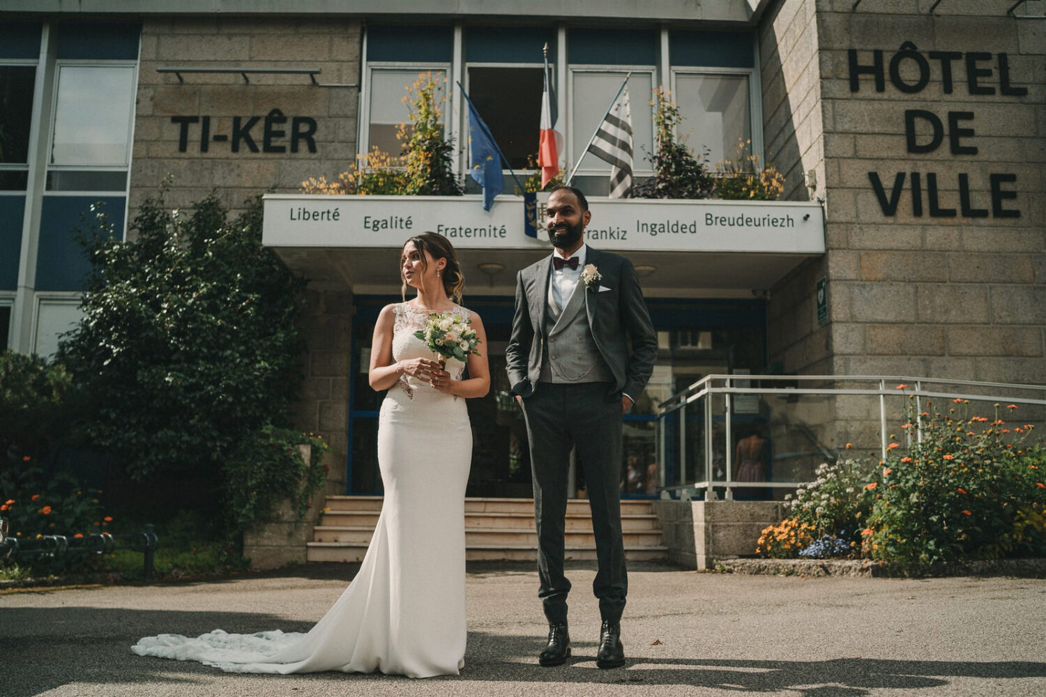 Photo-du-mariage-d_Hélène-et-Prem-à-la-mairie-et-l_église-de-Briec-et-au-Manoir-de-Kerhuel-à-Plounéour-Lanvern-324-www.antoineborzeix.fr_