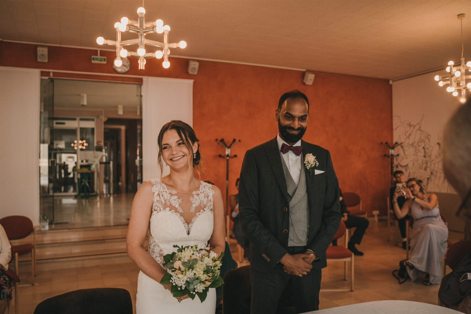 Photo-du-mariage-d_Hélène-et-Prem-à-la-mairie-et-l_église-de-Briec-et-au-Manoir-de-Kerhuel-à-Plounéour-Lanvern-431-www.antoineborzeix.fr_