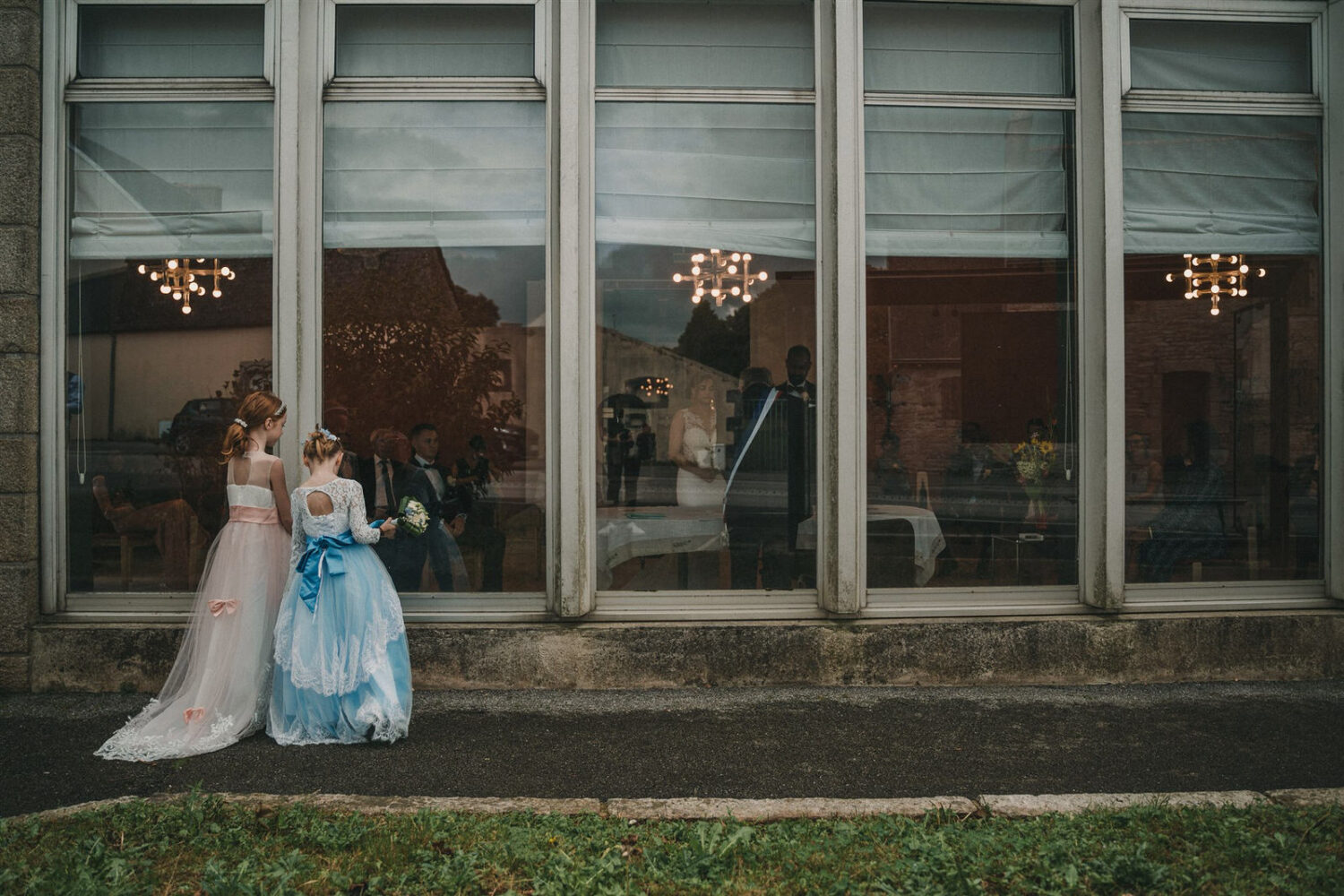 Photo-du-mariage-d_Hélène-et-Prem-à-la-mairie-et-l_église-de-Briec-et-au-Manoir-de-Kerhuel-à-Plounéour-Lanvern-450-www.antoineborzeix.fr_