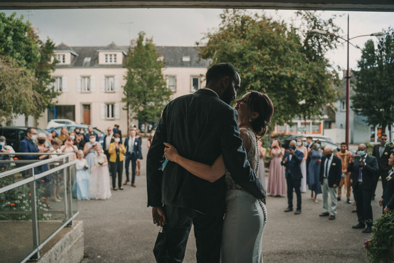 Photo-du-mariage-d_Hélène-et-Prem-à-la-mairie-et-l_église-de-Briec-et-au-Manoir-de-Kerhuel-à-Plounéour-Lanvern-465-www.antoineborzeix.fr_