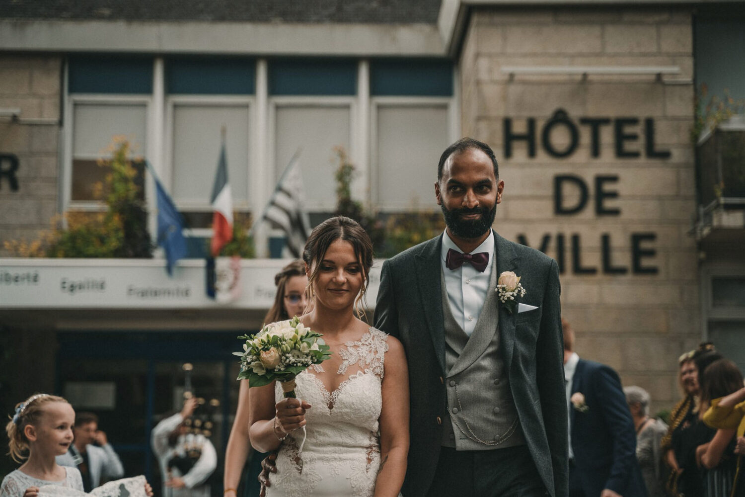 Photo-du-mariage-d_Hélène-et-Prem-à-la-mairie-et-l_église-de-Briec-et-au-Manoir-de-Kerhuel-à-Plounéour-Lanvern-485-www.antoineborzeix.fr_