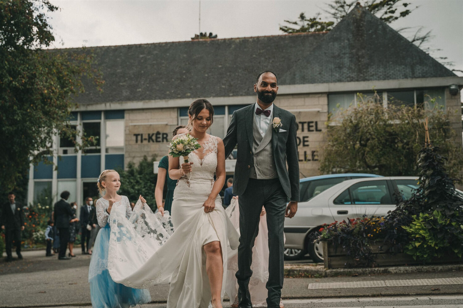 Photo-du-mariage-d_Hélène-et-Prem-à-la-mairie-et-l_église-de-Briec-et-au-Manoir-de-Kerhuel-à-Plounéour-Lanvern-489-www.antoineborzeix.fr_