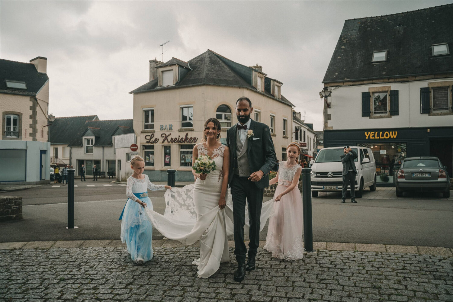 Photo-du-mariage-d_Hélène-et-Prem-à-la-mairie-et-l_église-de-Briec-et-au-Manoir-de-Kerhuel-à-Plounéour-Lanvern-498-www.antoineborzeix.fr_