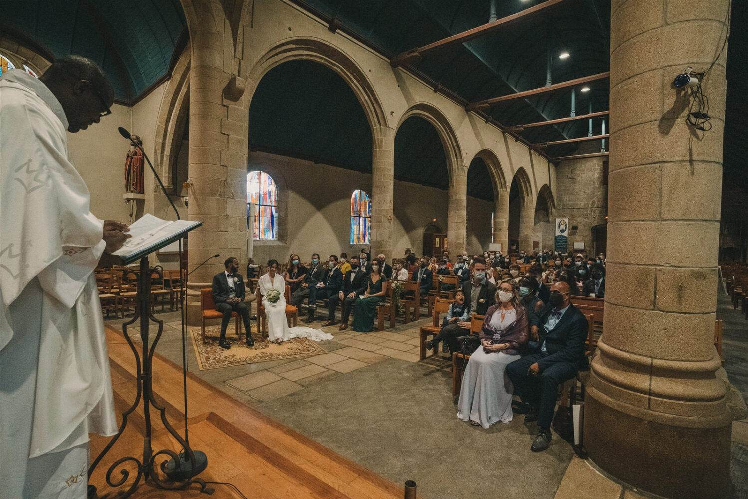 Photo-du-mariage-d_Hélène-et-Prem-à-la-mairie-et-l_église-de-Briec-et-au-Manoir-de-Kerhuel-à-Plounéour-Lanvern-639-www.antoineborzeix.fr_