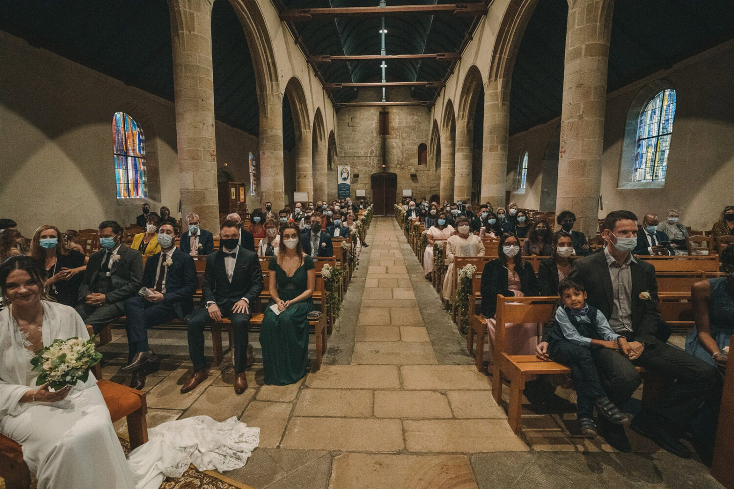Photo-du-mariage-d_Hélène-et-Prem-à-la-mairie-et-l_église-de-Briec-et-au-Manoir-de-Kerhuel-à-Plounéour-Lanvern-640-www.antoineborzeix.fr_
