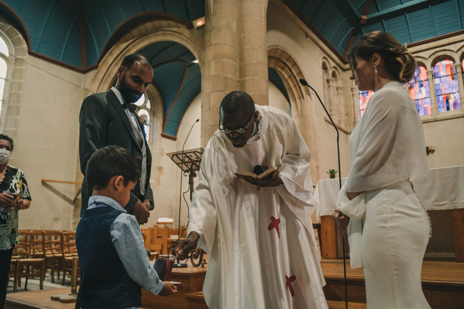 Photo-du-mariage-d_Hélène-et-Prem-à-la-mairie-et-l_église-de-Briec-et-au-Manoir-de-Kerhuel-à-Plounéour-Lanvern-678-www.antoineborzeix.fr_