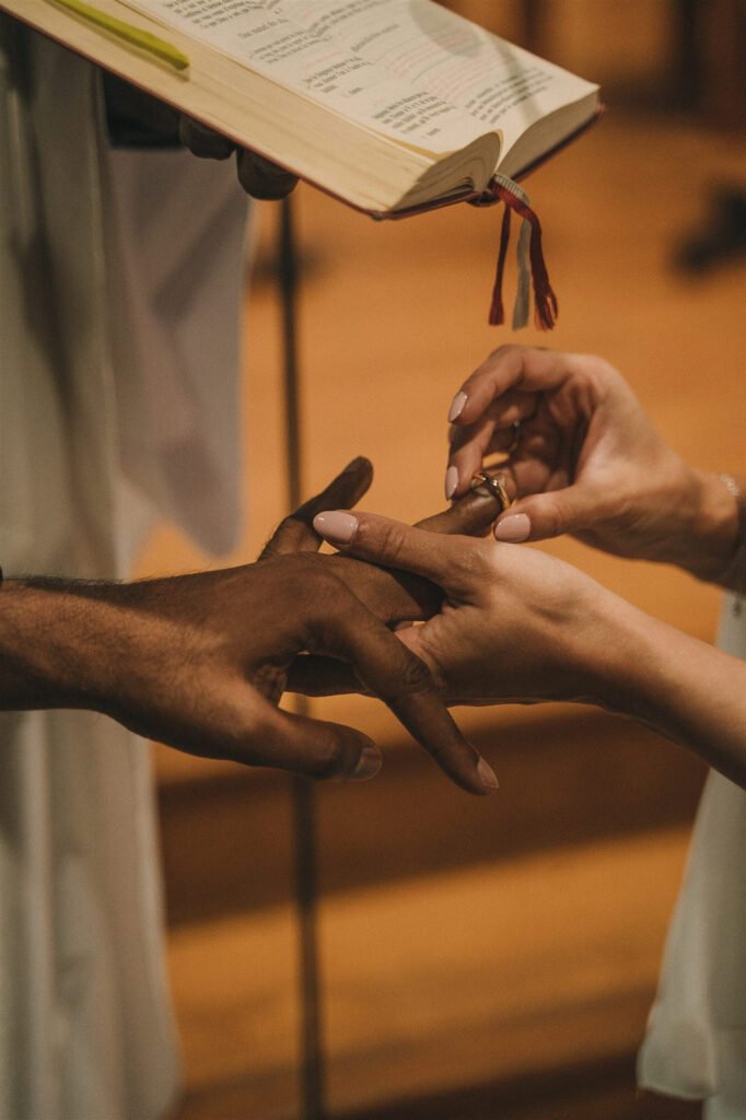 Photo-du-mariage-d_Hélène-et-Prem-à-la-mairie-et-l_église-de-Briec-et-au-Manoir-de-Kerhuel-à-Plounéour-Lanvern-689-www.antoineborzeix.fr_