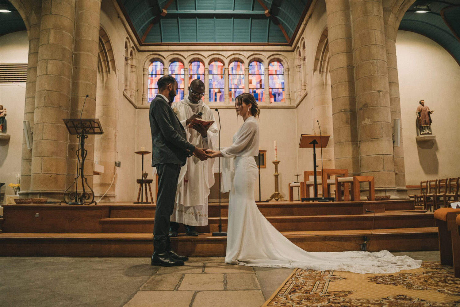 Photo-du-mariage-d_Hélène-et-Prem-à-la-mairie-et-l_église-de-Briec-et-au-Manoir-de-Kerhuel-à-Plounéour-Lanvern-695-www.antoineborzeix.fr_