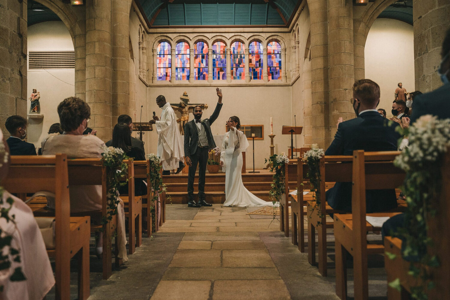 Photo-du-mariage-d_Hélène-et-Prem-à-la-mairie-et-l_église-de-Briec-et-au-Manoir-de-Kerhuel-à-Plounéour-Lanvern-720-www.antoineborzeix.fr_