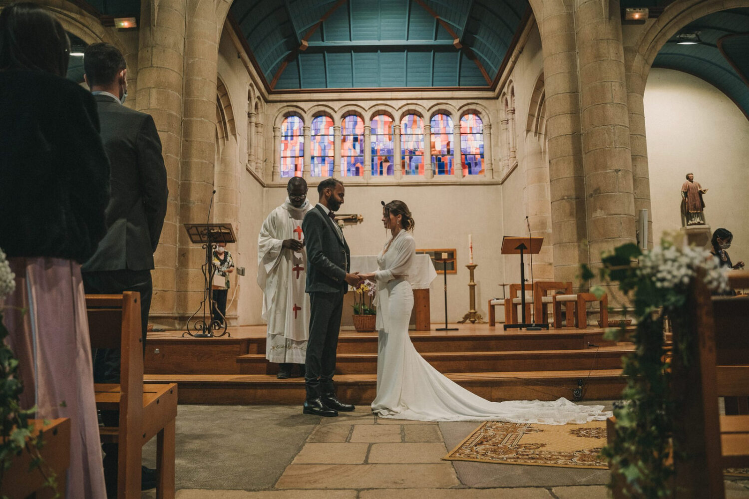 Photo-du-mariage-d_Hélène-et-Prem-à-la-mairie-et-l_église-de-Briec-et-au-Manoir-de-Kerhuel-à-Plounéour-Lanvern-725-www.antoineborzeix.fr_