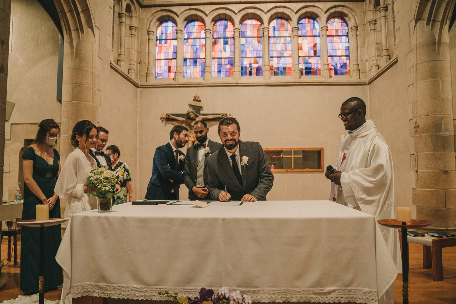 Photo-du-mariage-d_Hélène-et-Prem-à-la-mairie-et-l_église-de-Briec-et-au-Manoir-de-Kerhuel-à-Plounéour-Lanvern-755-www.antoineborzeix.fr_