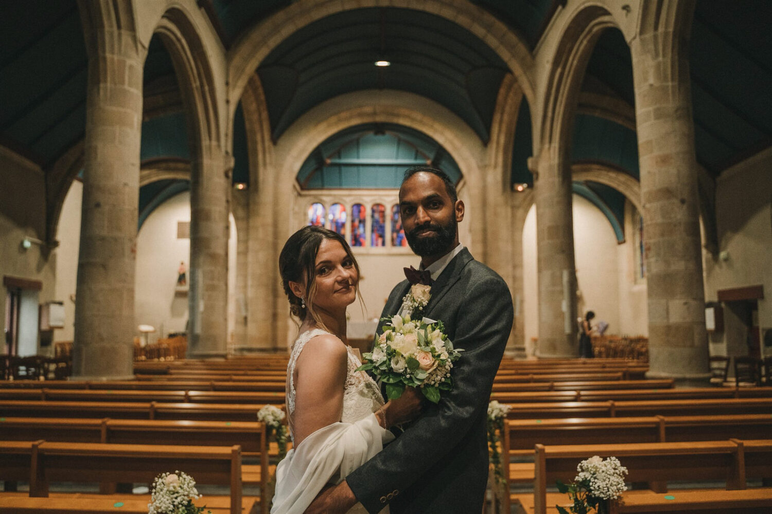 Photo-du-mariage-d_Hélène-et-Prem-à-la-mairie-et-l_église-de-Briec-et-au-Manoir-de-Kerhuel-à-Plounéour-Lanvern-765-www.antoineborzeix.fr_