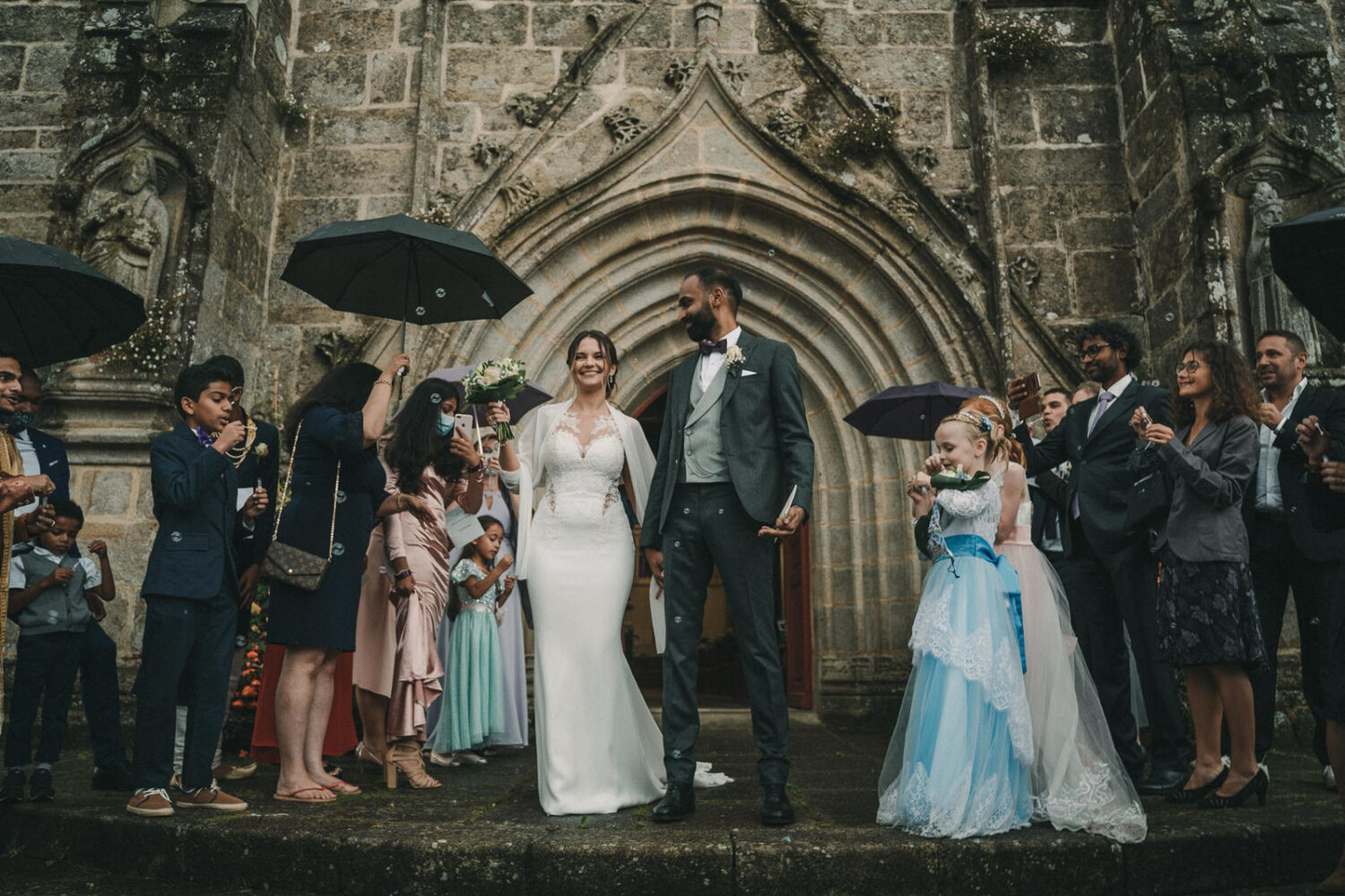 Photo-du-mariage-d_Hélène-et-Prem-à-la-mairie-et-l_église-de-Briec-et-au-Manoir-de-Kerhuel-à-Plounéour-Lanvern-770-www.antoineborzeix.fr_