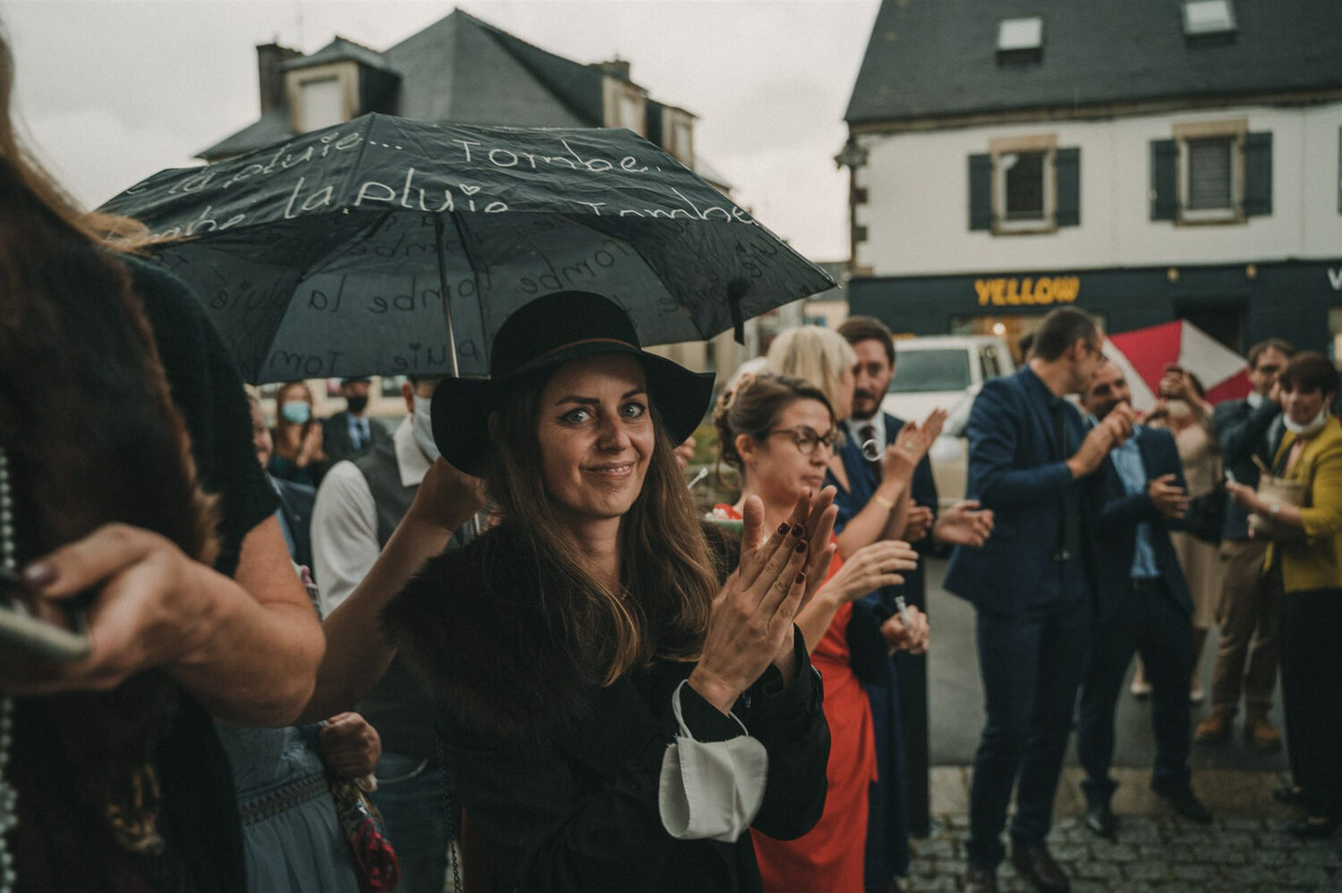 Photo-du-mariage-d_Hélène-et-Prem-à-la-mairie-et-l_église-de-Briec-et-au-Manoir-de-Kerhuel-à-Plounéour-Lanvern-775-www.antoineborzeix.fr_