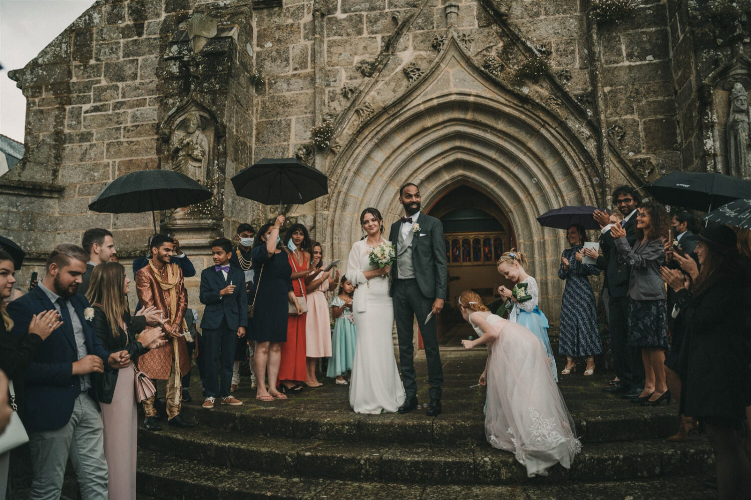 Photo-du-mariage-d_Hélène-et-Prem-à-la-mairie-et-l_église-de-Briec-et-au-Manoir-de-Kerhuel-à-Plounéour-Lanvern-781-www.antoineborzeix.fr_
