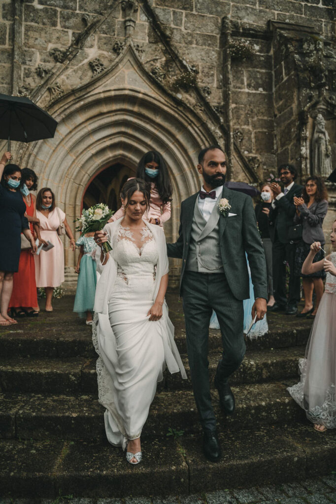 Photo-du-mariage-d_Hélène-et-Prem-à-la-mairie-et-l_église-de-Briec-et-au-Manoir-de-Kerhuel-à-Plounéour-Lanvern-785-www.antoineborzeix.fr_