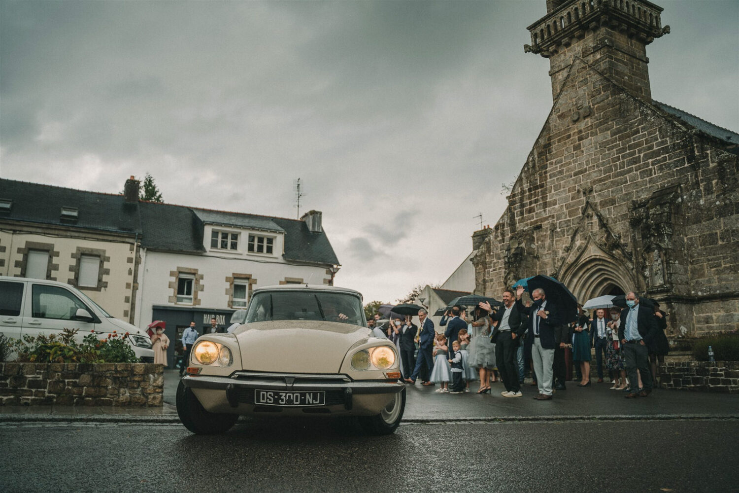 Photo-du-mariage-d_Hélène-et-Prem-à-la-mairie-et-l_église-de-Briec-et-au-Manoir-de-Kerhuel-à-Plounéour-Lanvern-793-www.antoineborzeix.fr_