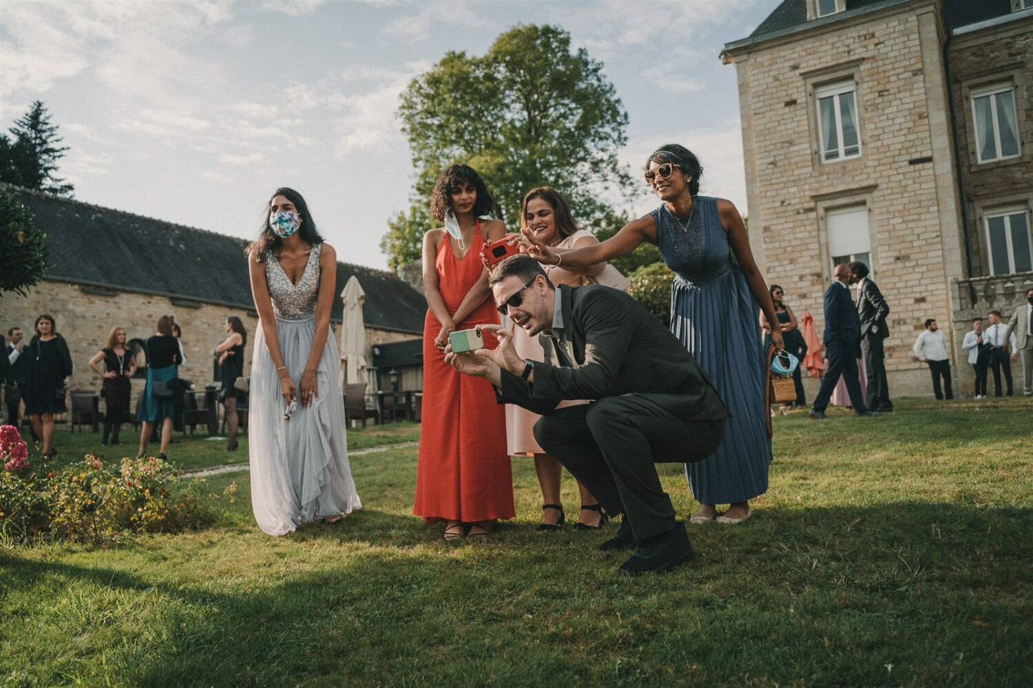 Photo-du-mariage-d_Hélène-et-Prem-à-la-mairie-et-l_église-de-Briec-et-au-Manoir-de-Kerhuel-à-Plounéour-Lanvern-820-www.antoineborzeix.fr_