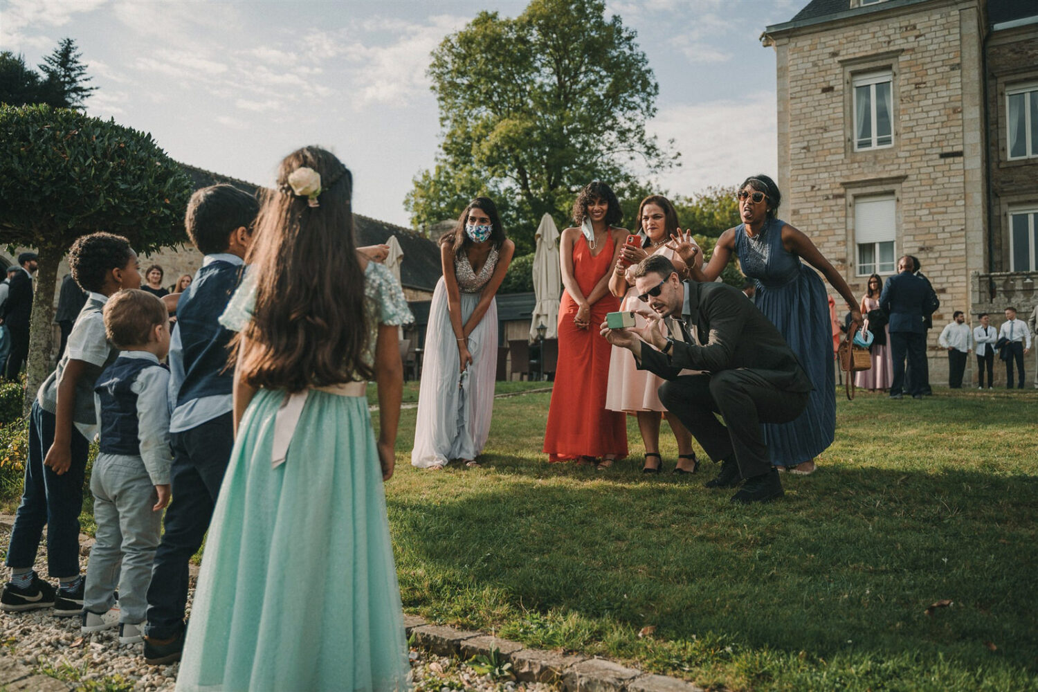 Photo-du-mariage-d_Hélène-et-Prem-à-la-mairie-et-l_église-de-Briec-et-au-Manoir-de-Kerhuel-à-Plounéour-Lanvern-821-www.antoineborzeix.fr_