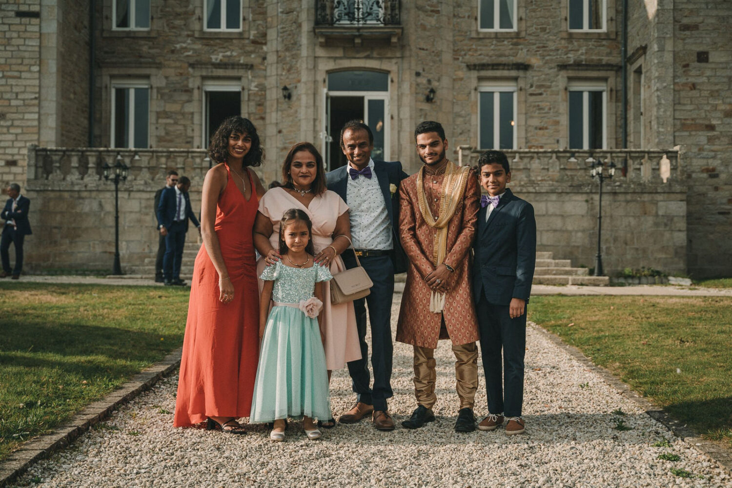 Photo-du-mariage-d_Hélène-et-Prem-à-la-mairie-et-l_église-de-Briec-et-au-Manoir-de-Kerhuel-à-Plounéour-Lanvern-835-www.antoineborzeix.fr_