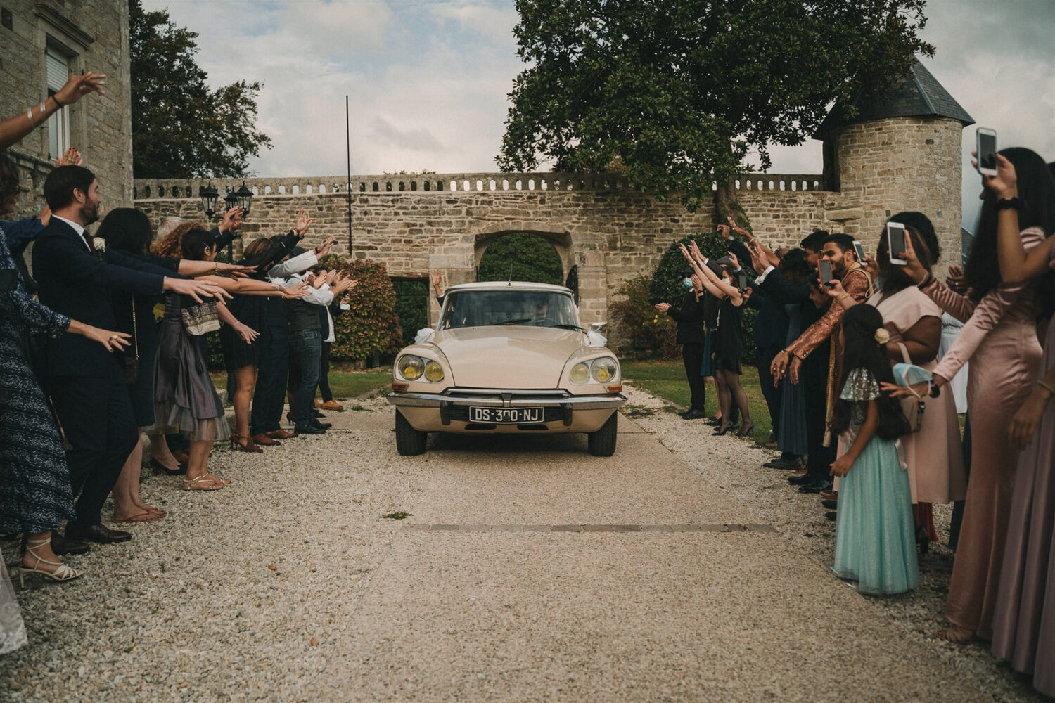Photo-du-mariage-d_Hélène-et-Prem-à-la-mairie-et-l_église-de-Briec-et-au-Manoir-de-Kerhuel-à-Plounéour-Lanvern-881-www.antoineborzeix.fr_