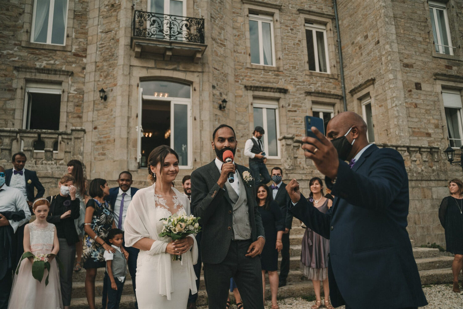 Photo-du-mariage-d_Hélène-et-Prem-à-la-mairie-et-l_église-de-Briec-et-au-Manoir-de-Kerhuel-à-Plounéour-Lanvern-918-www.antoineborzeix.fr_