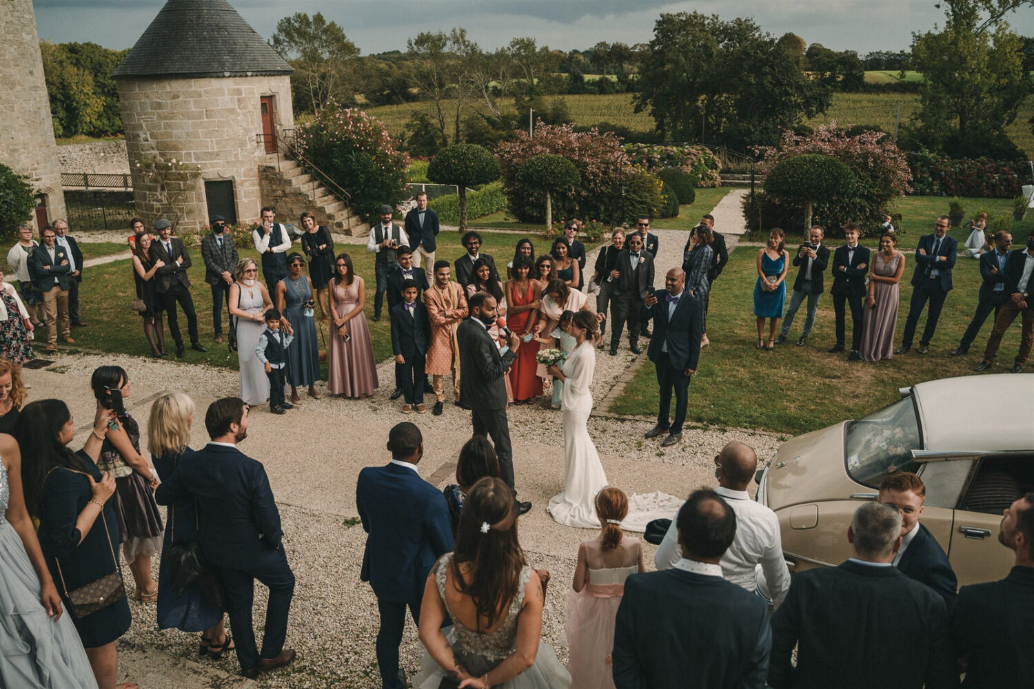 Photo-du-mariage-d_Hélène-et-Prem-à-la-mairie-et-l_église-de-Briec-et-au-Manoir-de-Kerhuel-à-Plounéour-Lanvern-961-www.antoineborzeix.fr_