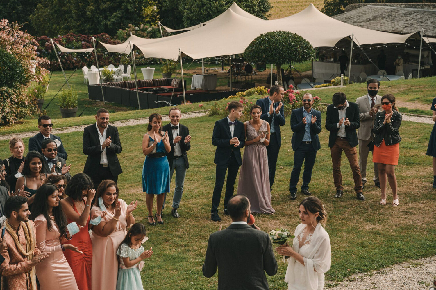 Photo-du-mariage-d_Hélène-et-Prem-à-la-mairie-et-l_église-de-Briec-et-au-Manoir-de-Kerhuel-à-Plounéour-Lanvern-966-www.antoineborzeix.fr_