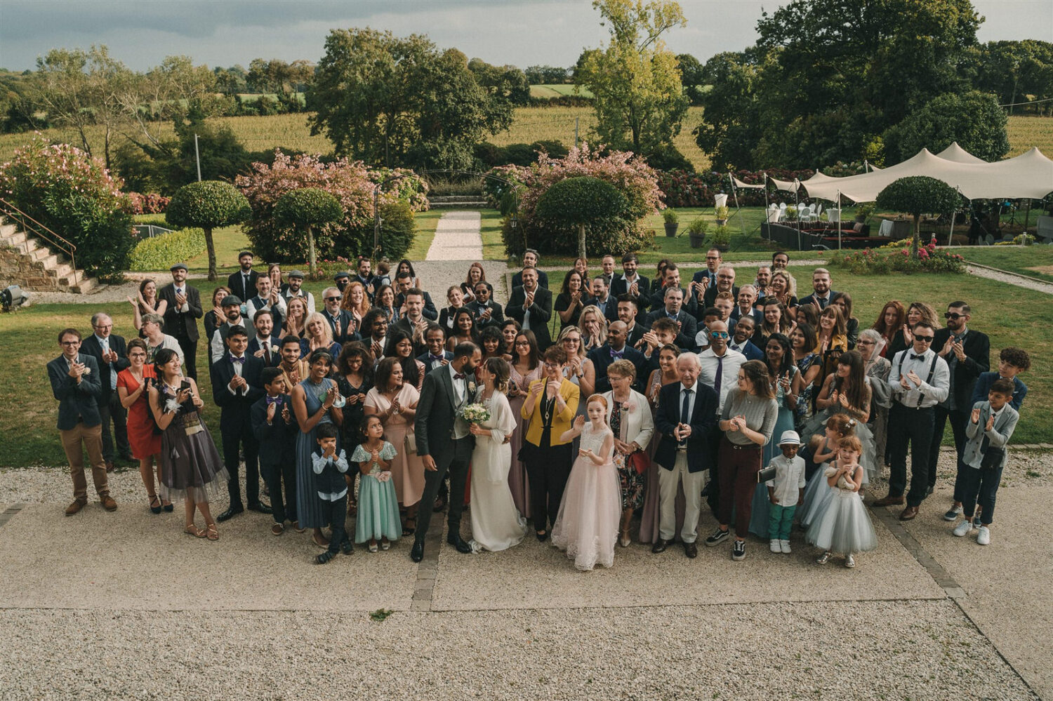 Photo-du-mariage-d_Hélène-et-Prem-à-la-mairie-et-l_église-de-Briec-et-au-Manoir-de-Kerhuel-à-Plounéour-Lanvern-976-www.antoineborzeix.fr_