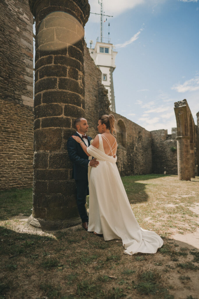 Photo-de-mariage-d_Emma-Benjamin-a-La-Cour-des-grands-a-Gouesnou-par-Antoine-Borzeix-.329-scaled