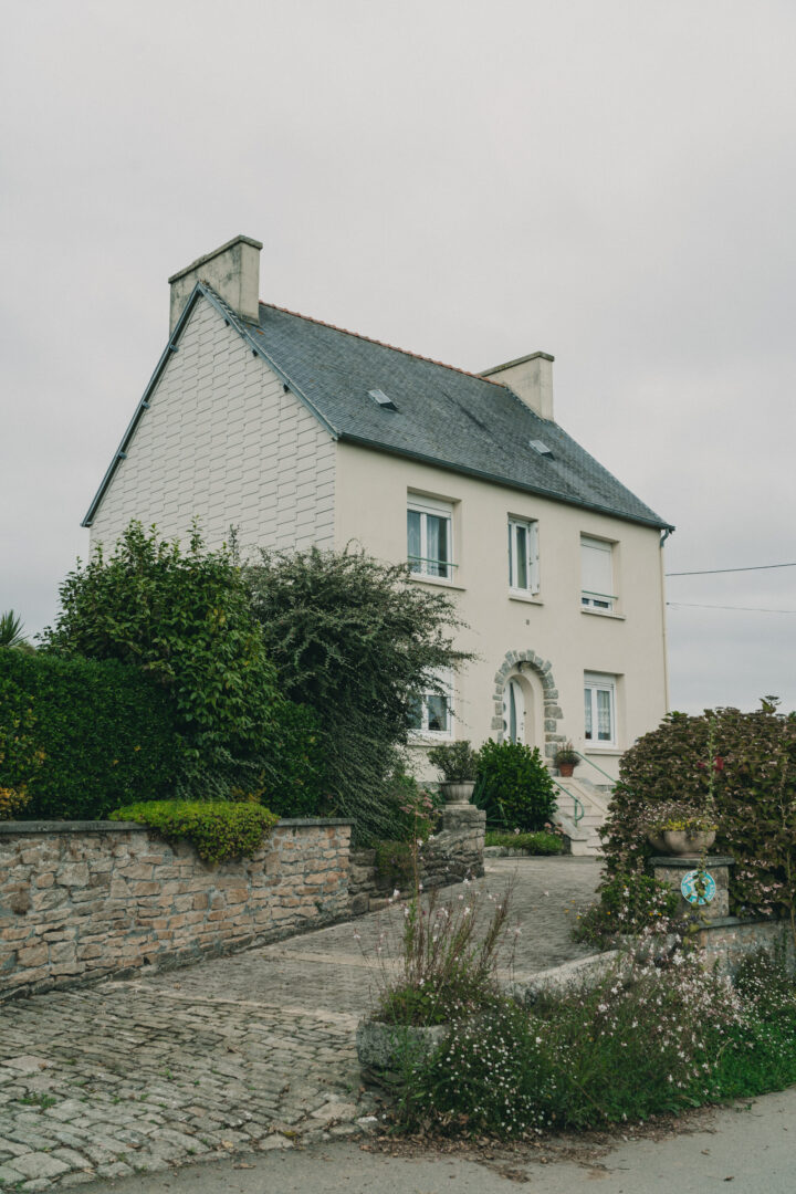 Photo-de-mariage-de-AM-a-la-Mairie-de-St-Pol-de-Leon-et-au-Manoir-de-Penfao-a-Saint-Thegonnec-par-Antoine-Borzeix-01