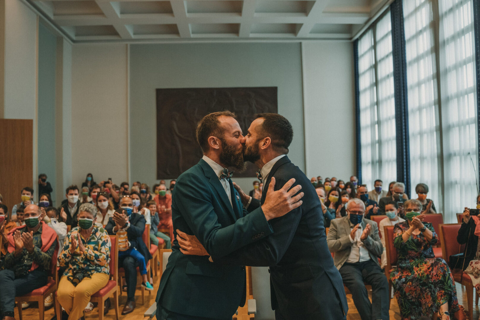 Photo de mariage de Jean-Marie & Guillaume à la mairie de Brest et à la Colonie de Trezien à Plouarzel en Bretagne par Antoine Borzeix-258