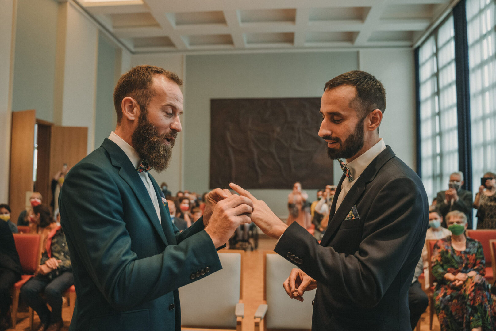 Photo de mariage de Jean-Marie & Guillaume à la mairie de Brest et à la Colonie de Trezien à Plouarzel en Bretagne par Antoine Borzeix-289