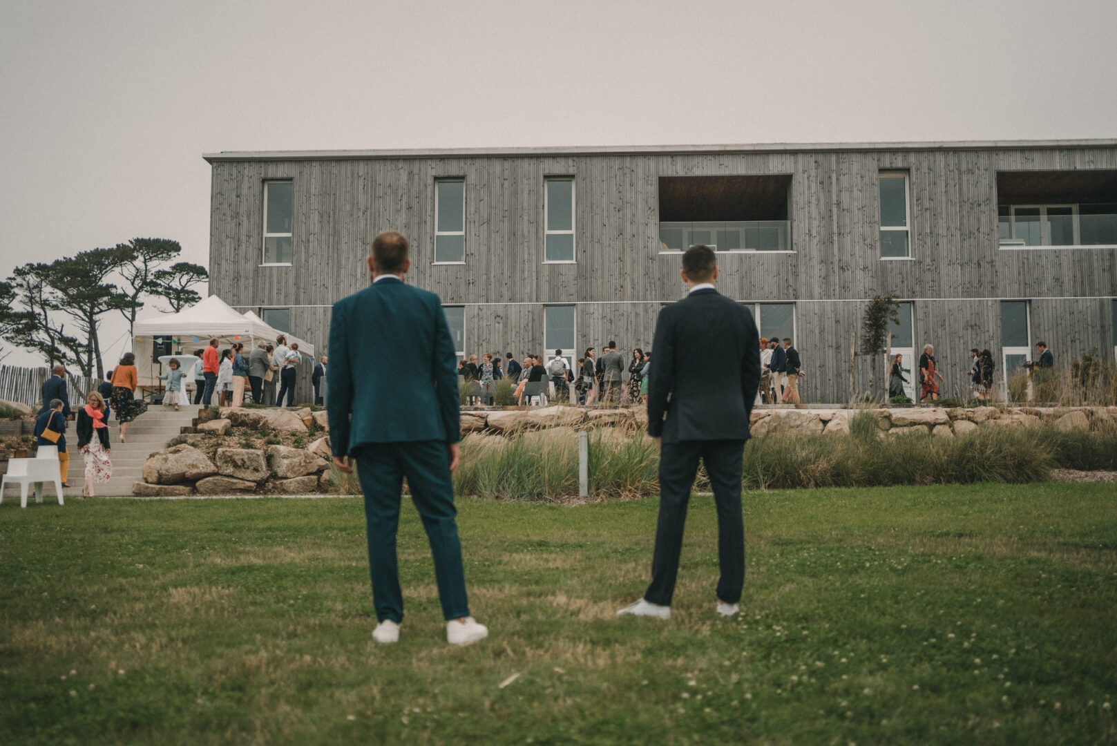 Photo de mariage de Jean-Marie & Guillaume à la mairie de Brest et à la Colonie de Trezien à Plouarzel en Bretagne par Antoine Borzeix-522